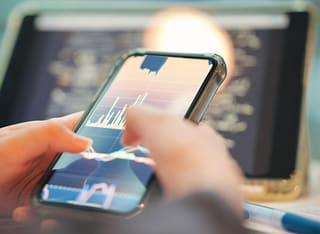 Persona que invierte comprobando el procedimiento claro para retirar y transferir su dinero