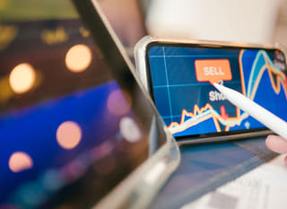 Operador de múltiples mercados estudiando alternativas de forex, Ethereum y Bitcoin